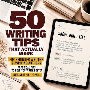 以下が含まれることがあります： 50 Writing Tips That Actually Work for Beginner Writers & Aspiring Authorsというタイトルのデジタル文書。タブレット画面にヒント12「Show, Don't Tell」が表示され、チェックリスト付きのノートと黒いペンが添えられています。