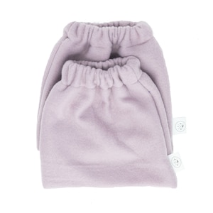 Puede incluir: Dos pantalones de bebé de forro polar color lavanda con cinturillas elásticas. Los pantalones están apilados, con el par más pequeño delante. Cada par tiene una pequeña etiqueta blanca con un logotipo circular.