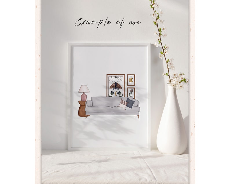 K&ouml;nnte beinhalten: Eine wei&szlig;e gerahmte Illustration eines Wohnzimmers mit einem grauen Sofa, einer Lampe, einem Beistelltisch und einer Wand mit gerahmten Kunstwerken. Die Kunstwerke umfassen einen Druck mit dem Wort "HYGGE" und einem Mond- und Sternenmotiv.