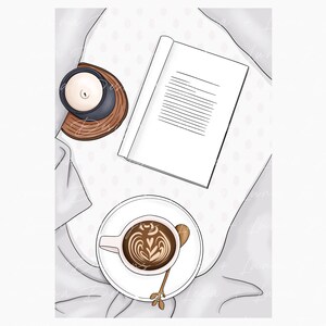 K&ouml;nnte beinhalten: Eine wei&szlig;e Keramik-Untertasse mit einer braunen Kaffeetasse mit Latte Art. Ein goldfarbener L&ouml;ffel befindet sich in der Tasse. Die Untertasse liegt auf einer wei&szlig;en und grauen gemusterten Oberfl&auml;che. Eine schwarze Kerze steht auf einem Holz-Untersetzer links im Bild. Ein wei&szlig;es Buch liegt offen auf der Oberfl&auml;che.