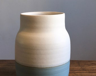 elegante grote vaas voor bloemen &twijgen, minimalistisch, scandinavisch, met de hand gedraaid uit Berlijn aan het begin van de lente