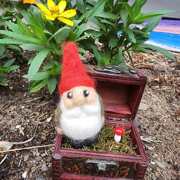 Petit gnome en feutre pour blythe / maison de poupée / pays des fées