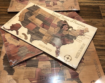 Puede incluir: Mapa de madera de los Estados Unidos, con cada estado hecho de diferentes tonos de madera. Las palabras "United States of America" están en la parte superior. Los océanos Pacífico y Atlántico están etiquetados. El mapa es rectangular.