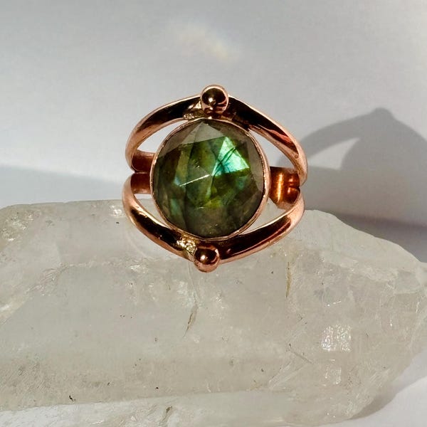 Anillo de cobre con labradorita: un anillo bohemio con un toque especial