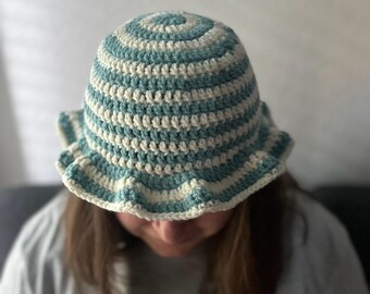 Sombrero de pescador de crochet hecho a mano – Rayas blancas y verde azulado