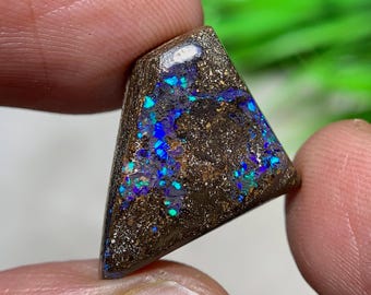 Cabujón de ópalo natural de roca - 8,92 quilates • 16,2 x 14 x 5,6 mm -