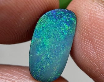 Cabujón doblete de ópalo natural de Coober Pedy (12,3 x 6,5 x 3,2 mm - 2,46 quilates)