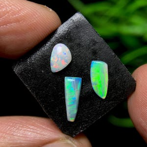Solid Australian Opal Cabochon Lot – Bright Flashing Gemstone (0.55 Cts lot)