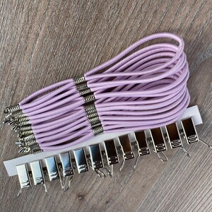 Set med 12 sidospännare för broderiramar. Produktens längd är 12 cm (4,72 tum)
