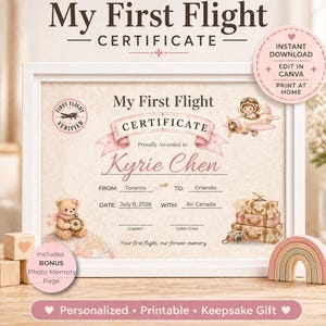 以下が含まれることがあります： ピンクとクリーム色の「My First Flight Certificate」の額入り。証明書には「My First Flight Certificate」と書かれており、名前、フライトの詳細、日付が記載されています。装飾要素には、テディベア、飛行機、荷物などがあります。記念品です。