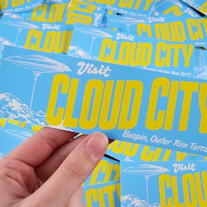 Naklejka winylowa „Odwiedź Cloud City” 15 cm x 5 cm - Gwiezdne Wojny, Imperium Kontratakuje, Lando, Bespin, Naklejka na zderzak, Podróż, Kalkomania, Zabawa, Prezent, Retro