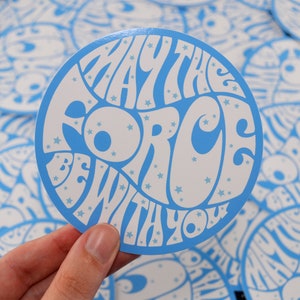 Vinylsticker, 'May The Force Be With You' 10 cm - Star Wars, sticker, leuk, cadeau, retro, groovy, jaren 70, A New Hope, psychedelisch, Jedi, Sci-Fi