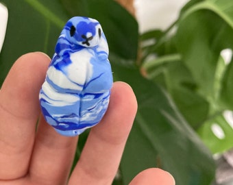 Blauer dreifarbiger marmorierter Polymer Clay Lop Hase