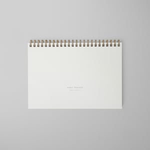 K&ouml;nnte beinhalten: Ein wei&szlig;es Notizbuch mit Spiralbindung und dem Text "HABIT TRACKER" auf dem Einband.