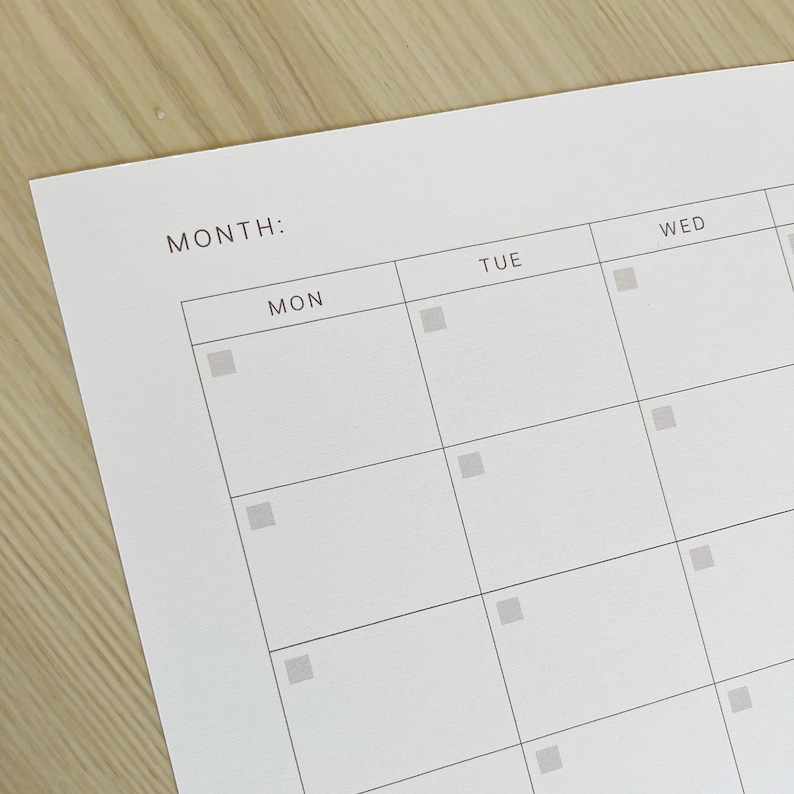 K&ouml;nnte beinhalten: Ein leerer Monatskalenderplaner mit dem Wort "MONTH:" oben und den Wochentagen mit "MON", "TUE" und "WED" beschriftet.