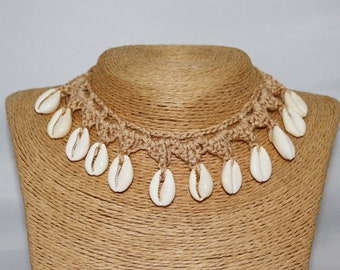 Gargantilla de crochet beige con conchas cauri