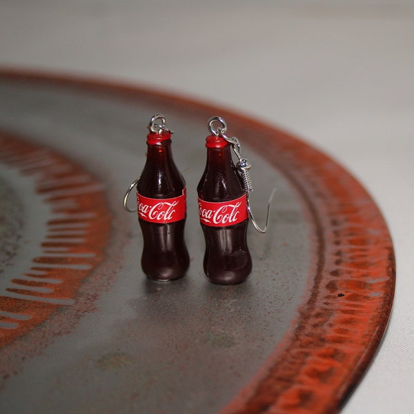 Jolies boucles d'oreilles bouteille de CocaCola sur crochets en acier chirurgical de qualité, sans allergènes.