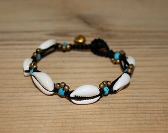 Bracelet coquillage cauris sur cordon noir avec perle turquoise et perles en laiton