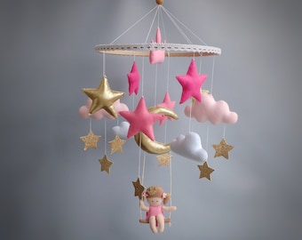 Mobile pour bébé princesse en feutre : décoration de chambre rose et or