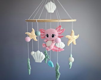 Móvil de fieltro con forma de ajolote para bebé: Decoración infantil con temática marina.