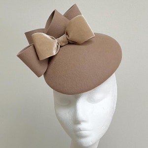Statement Ascot hat, camel felt bow fascinator, tan velvet bow occasion hat, cream beige wedding hat, cream felt pillbox hat, cream pillbox