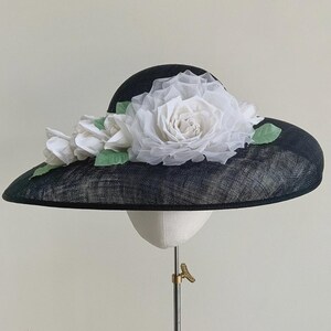 Schwarzer Sinamay Hut mit breiter Krempe und weißen Seiden Rosen, Kopfschmuck