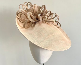 Cream straw wedding hat, wide brim beige hat, elegant wedding hat in cream, rose gold Ascot fascinator, gold headpiece for Cheltenham races