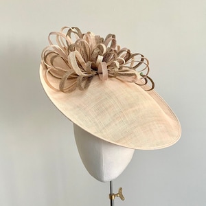 Cream straw wedding hat, wide brim beige hat, elegant wedding hat in cream, rose gold Ascot fascinator, gold headpiece for Cheltenham races