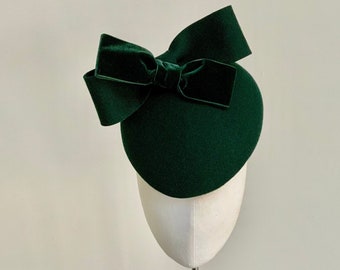 Dark green felt fascinator, bottle green felt hat, pillbox with bow, statement green wedding headpiece, velvet trimmed hat, green races hat