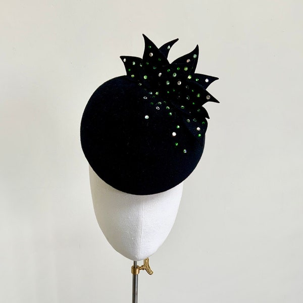 Elegant black felt headpiece, emerald green and black wedding guest hat, Cheltenham races hat, cocktail percher black felt, winter felt hat