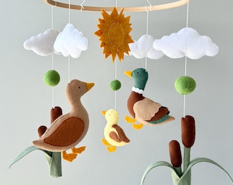 Móvil para cuna con patos ánade real, decoración infantil con temática de caza de patos.
