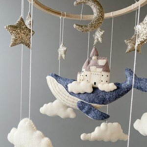 Móvil de bebé con ballena en el cielo, decoración infantil oceánica, móvil de ballena de fieltro con nubes y luna, móvil náutico para cuna, regalo para baby shower imagen 2