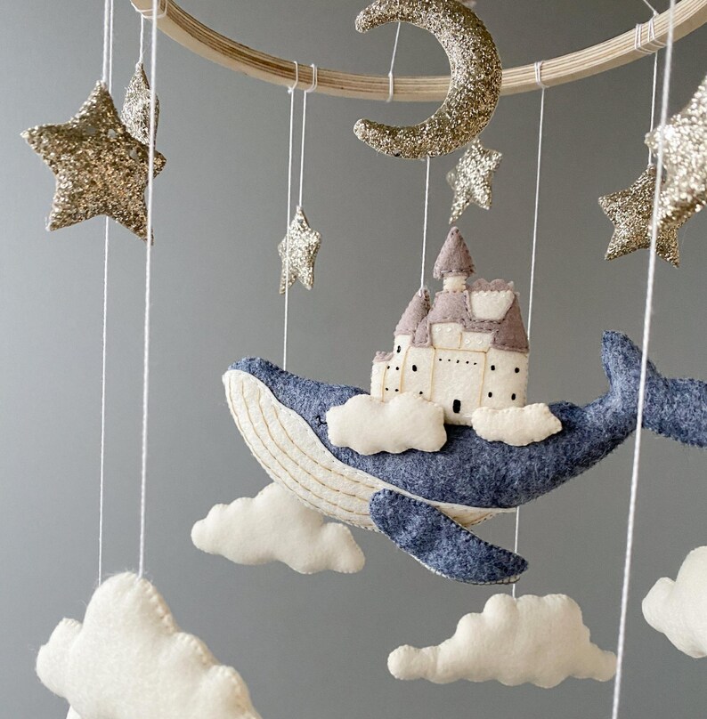 Móvil de bebé con ballena en el cielo, decoración infantil oceánica, móvil de ballena de fieltro con nubes y luna, móvil náutico para cuna, regalo para baby shower imagen 2