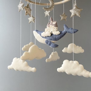 Móvil de bebé con ballena en el cielo, decoración infantil oceánica, móvil de ballena de fieltro con nubes y luna, móvil náutico para cuna, regalo para baby shower imagen 6