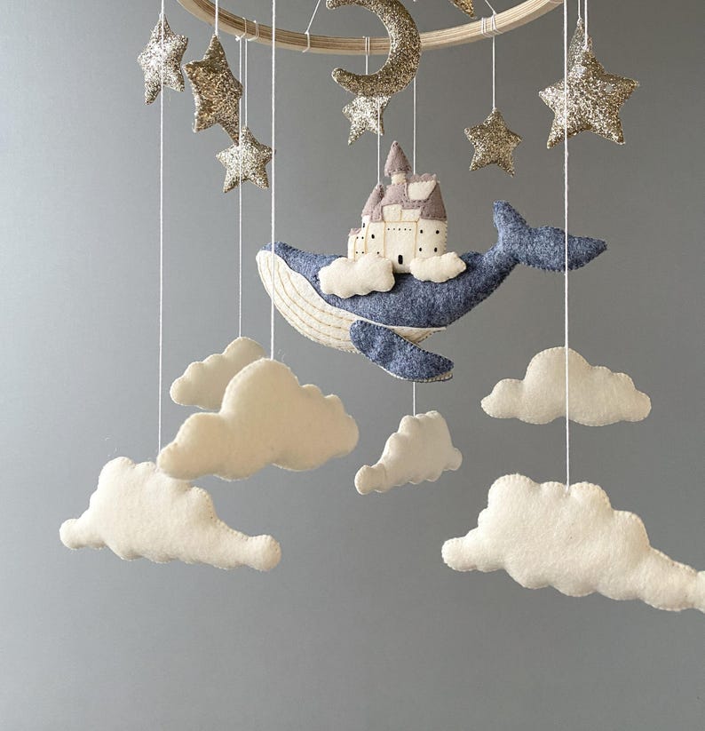 Móvil de bebé con ballena en el cielo, decoración infantil oceánica, móvil de ballena de fieltro con nubes y luna, móvil náutico para cuna, regalo para baby shower imagen 6