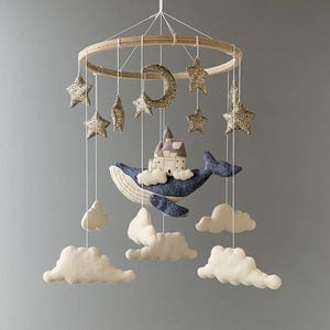 Móvil de bebé con ballena en el cielo, decoración infantil oceánica, móvil de ballena de fieltro con nubes y luna, móvil náutico para cuna, regalo para baby shower imagen 3
