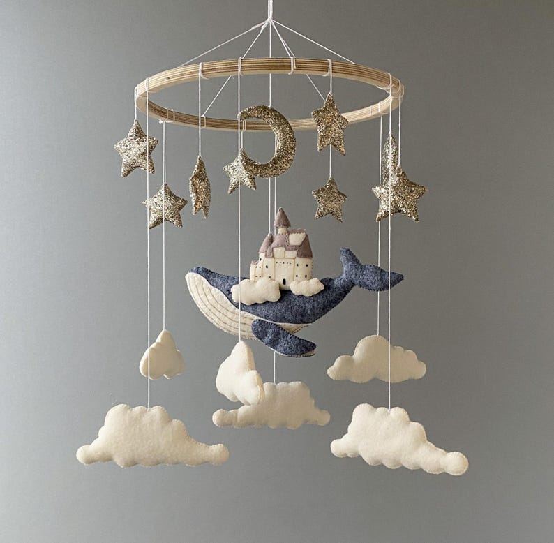 Móvil de bebé con ballena en el cielo, decoración infantil oceánica, móvil de ballena de fieltro con nubes y luna, móvil náutico para cuna, regalo para baby shower imagen 3