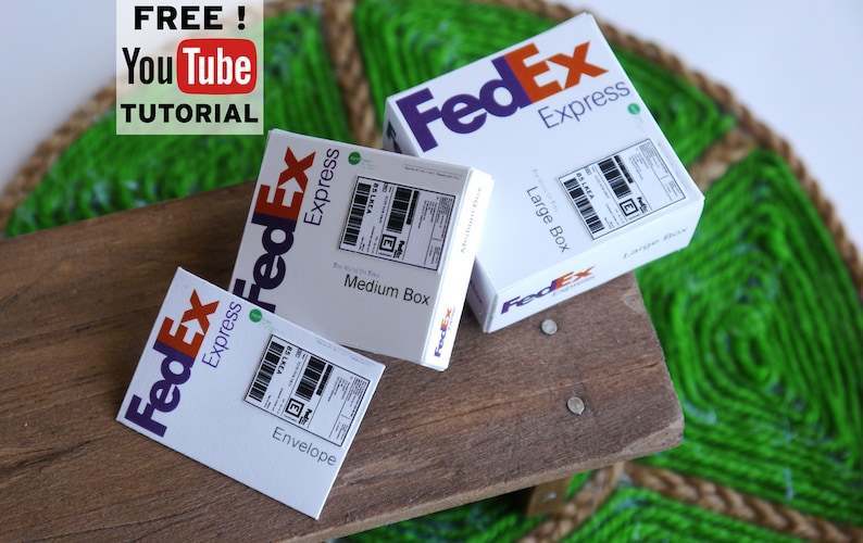 以下が含まれることがあります： 異なるサイズの白い FedEx Express ボックスが 3 つあります。ボックスには、「封筒」、「中箱」、「大箱」とラベルが貼られています。
