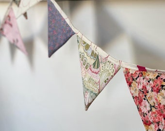 Fabric bunting handmade cotton decoration girls bedroom | Fanions fait main en tissu coton décoration chambre filles florale