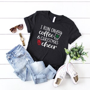 I Run On Coffee et Christmas Cheer 2 - T-shirt graphique personnalisé arbre de Noël pour femme
