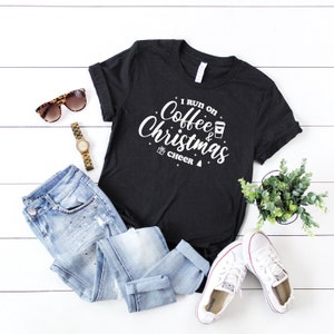 I Run On Coffee et Christmas Cheer 1 - T-shirt graphique personnalisé arbre de Noël pour femme