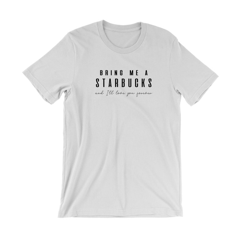 Peut inclure: T-shirt blanc avec un texte noir qui dit "Apportez-moi un Starbucks et je vous aimerai pour toujours."