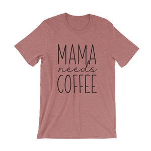 La mamma ha bisogno di caffè - Mamma del caffè - Vita da mamma - Maglietta grafica - Magliette per la mamma - Magliette per mamme alla moda - Maglietta divertente per la mamma - Magliette per le mamme