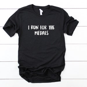 Camiseta I Run For The Medals, Running Women - Running Woman - Camisetas para mães - Camisetas para mães esportivas - Running Mom - Vida de corredor