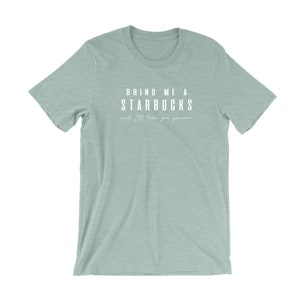 Peut inclure: Un t-shirt bleu clair avec le texte "Bring me a Starbucks and I'll love you forever" imprim&eacute; en blanc.
