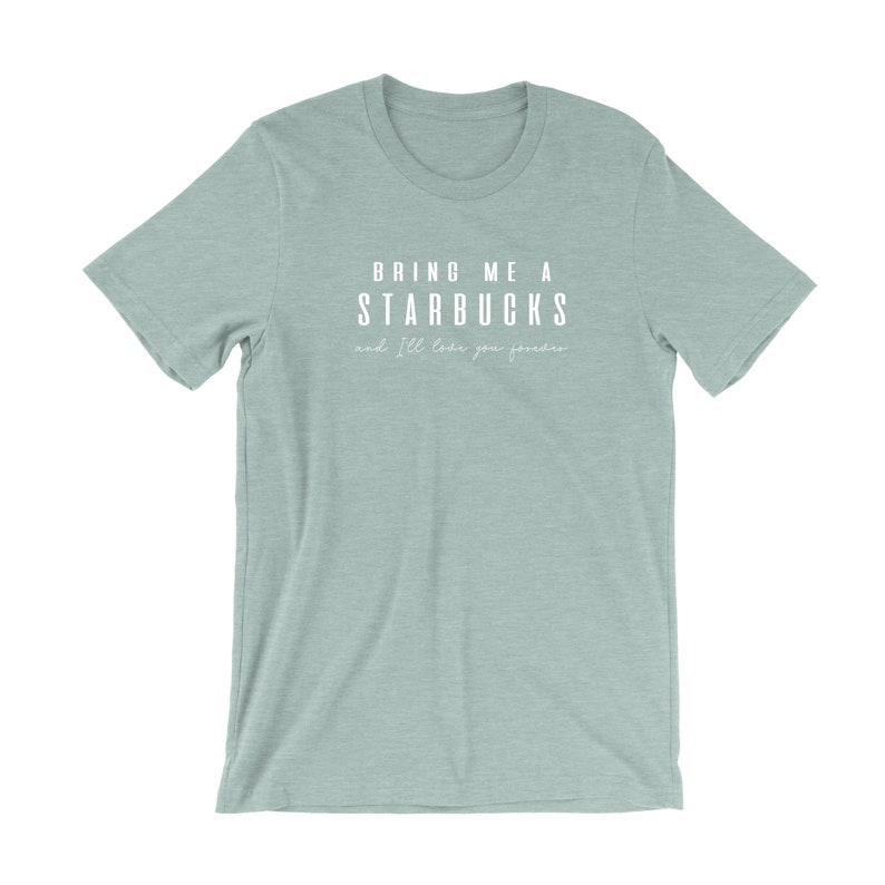 Peut inclure: Un t-shirt bleu clair avec le texte "Bring me a Starbucks and I'll love you forever" imprim&eacute; en blanc.
