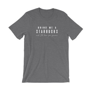 Peut inclure: Un t-shirt gris chin&eacute; fonc&eacute; avec le texte "Bring me a Starbucks and I'll love you forever" imprim&eacute; en blanc.