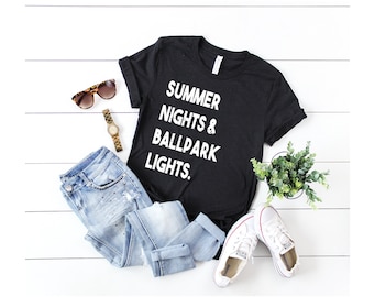 Maglietta "Summer Nights Ballpark Lights" - Maglietta per mamme di giocatori di baseball
