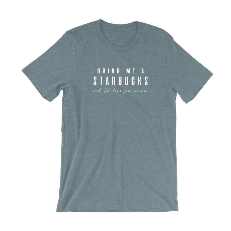 Peut inclure: Un t-shirt bleu avec le texte "Bring me a Starbucks and I'll love you forever" imprim&eacute; en blanc.