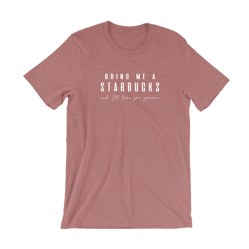 Peut inclure: Un t-shirt rouge chin&eacute; avec le texte "Bring me a Starbucks and I'll love you forever" imprim&eacute; en blanc.